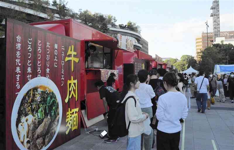 台湾グルメのキッチンカーや屋台が並ぶ台湾祭の会場＝熊本市