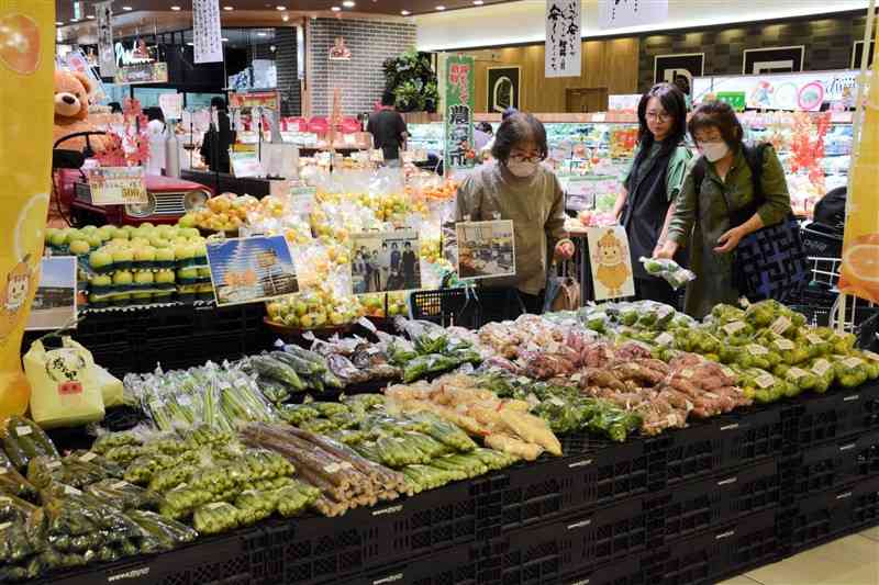 路線バスで運ばれた天草地域の農産物が並ぶ売り場＝30日、熊本市中央区