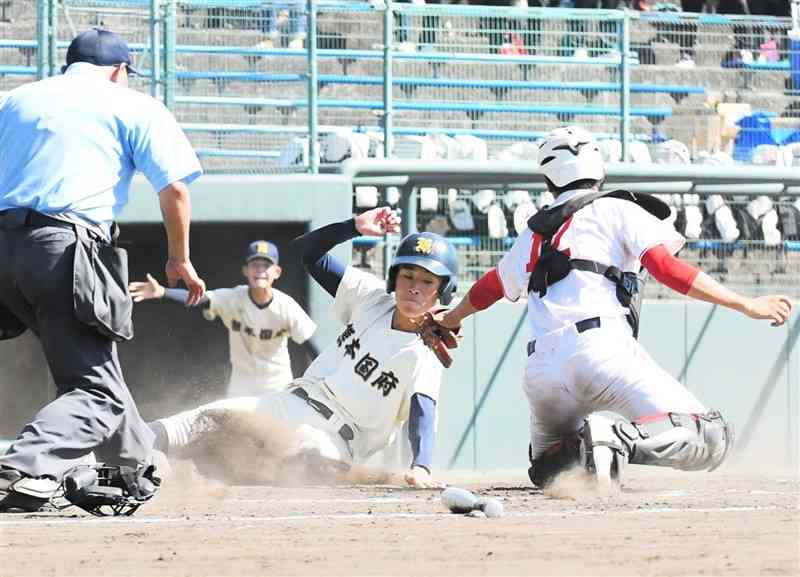 【準々決勝・国府－鎮西】8回表、国府1死二、三塁。小郷の右前打で二走岡本が生還し4－3とする＝リブワーク藤崎台球場