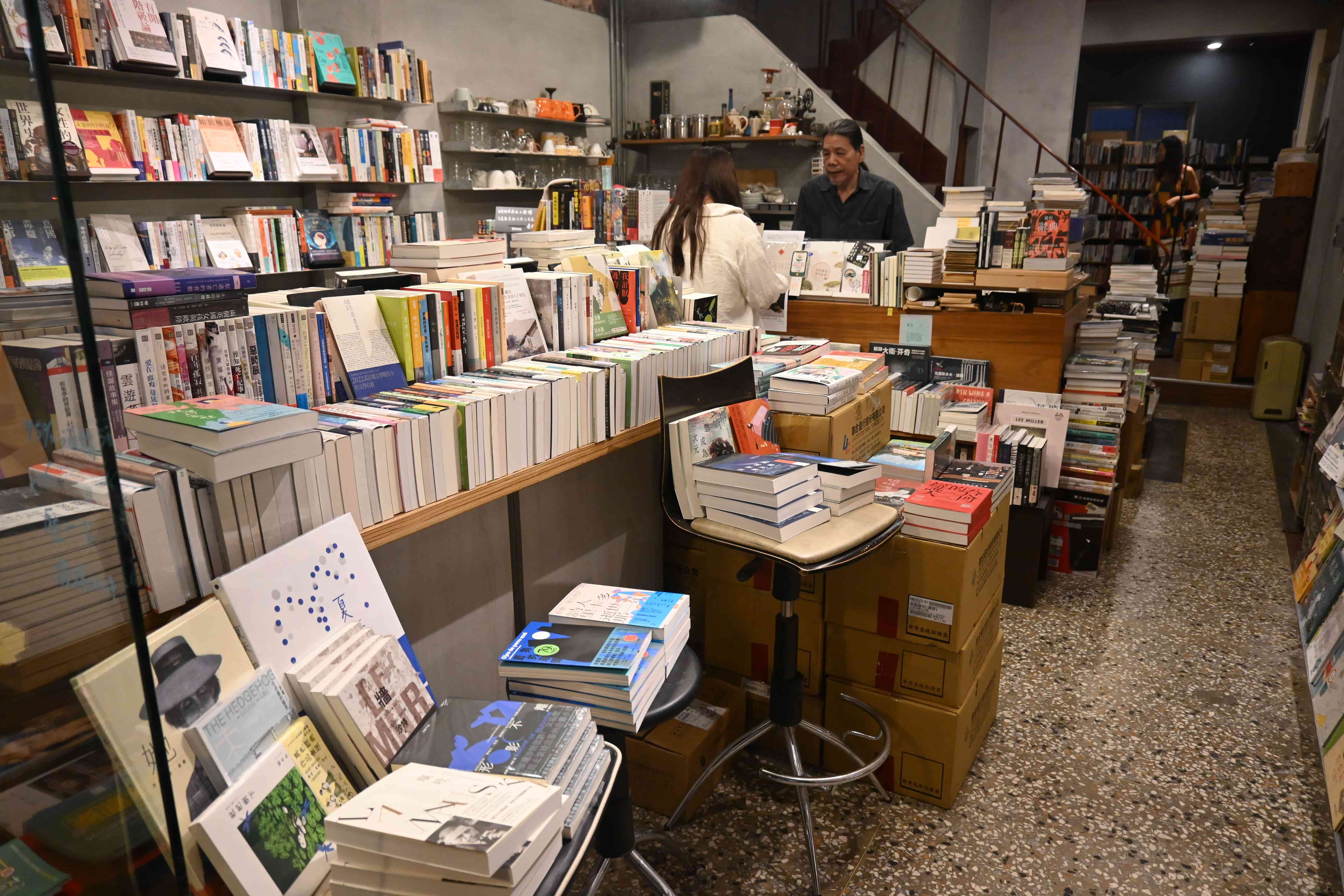 ▲台中の独立書店「辺譜書店」は１階と２階にカフェスペースを設けています。買わなくてもいすに座って本を読むことができます＝９月11日（ＮＮＡ撮影）