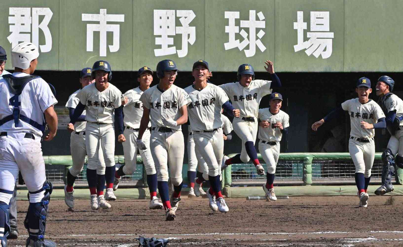 【準々決勝・国府―大分舞鶴】大分舞鶴に勝利し、喜ぶ国府ナイン＝小郡市野球場