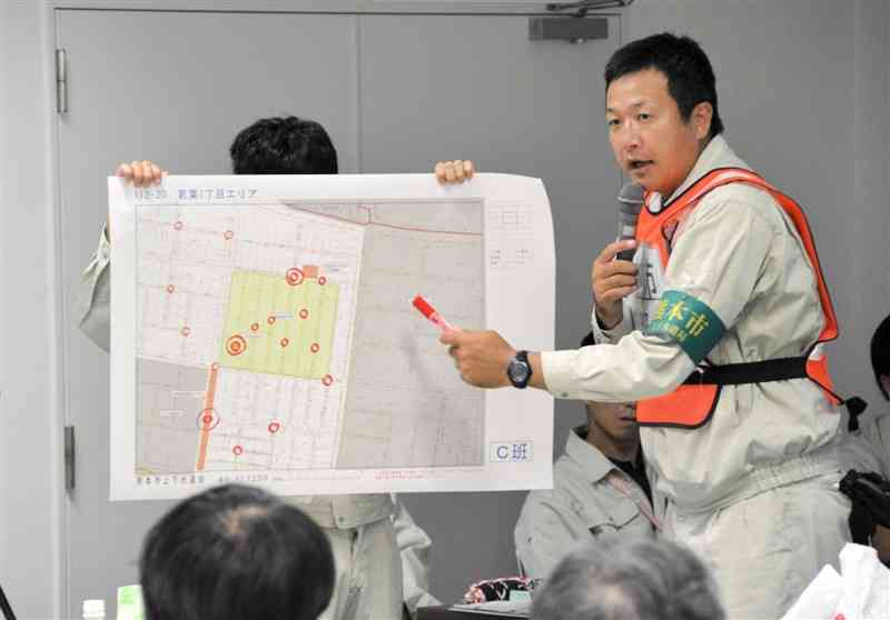 熊本市上下水道局の訓練で、実地調査の結果を報告する市職員＝8月29日、同市
