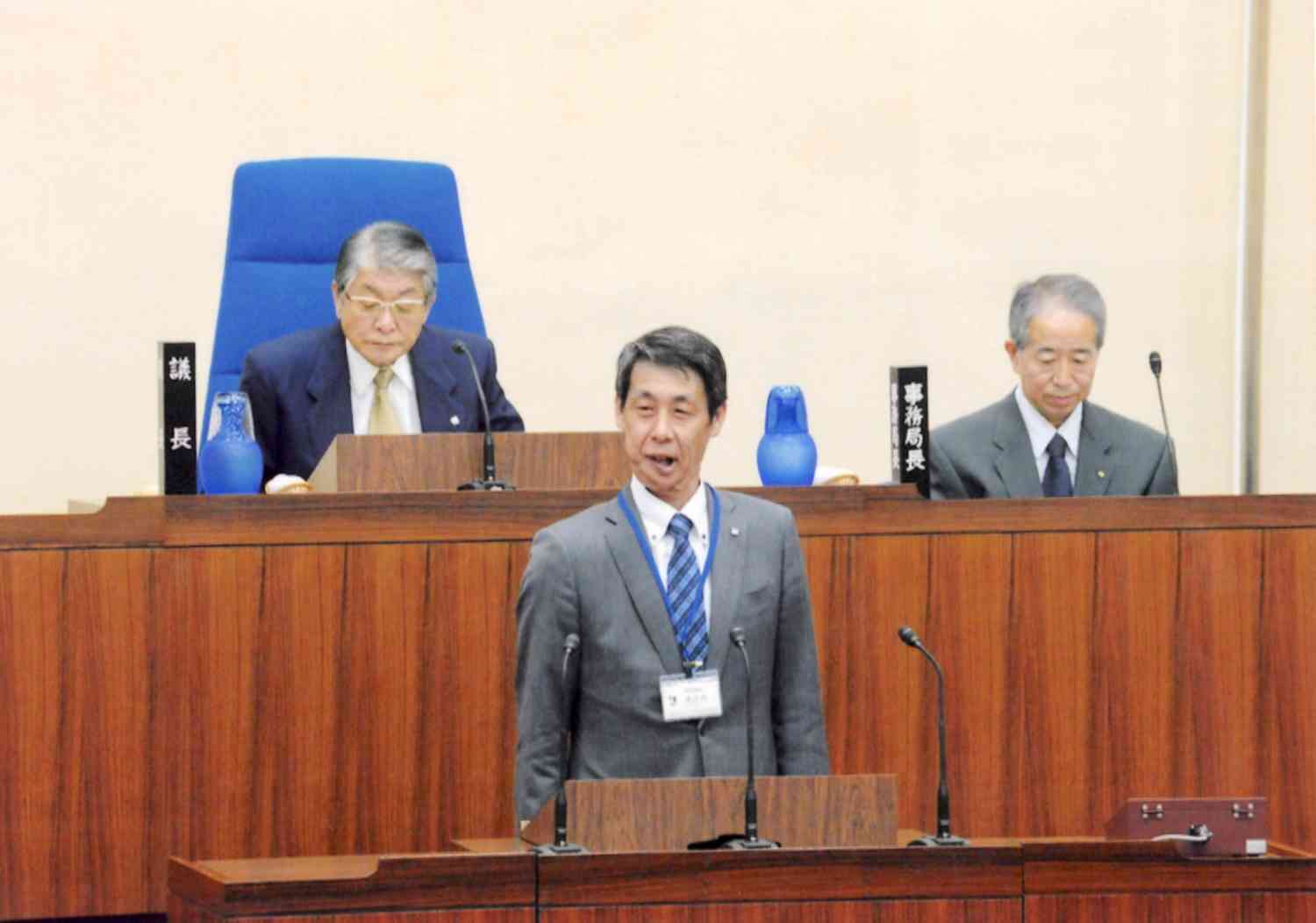 県教育委員長時代、県議会で答弁する筆者