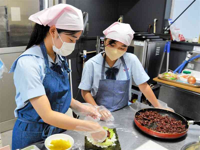 シカ肉を使った「おにぎらず」を試作する八代工高の生徒＝八代市