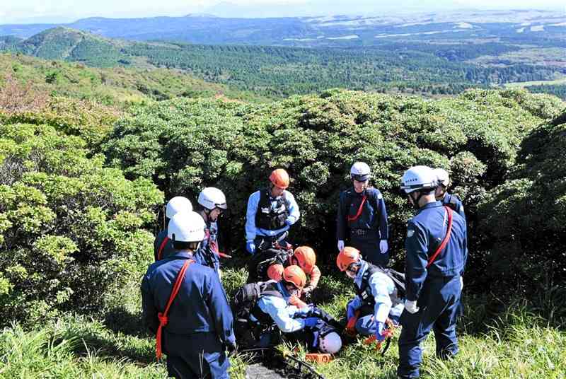 警察も参加した菊池広域連合消防本部の山岳救助訓練＝菊池市