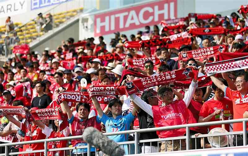 熊本地震後、初のホーム戦は千葉県柏市の会場を借りて開き、熊本側スタンドは赤く染まった＝2016年5月22日