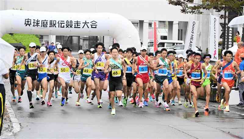 一斉にスタートする大学・実業団と高校の選手たち＝多良木町役場前