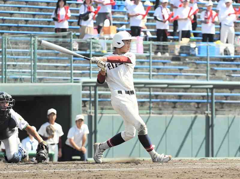 【準々決勝・必由館－千原台】5回裏、必由館2死三塁。古川が右前適時打を放ち、3－1とする＝リブワーク藤崎台球場