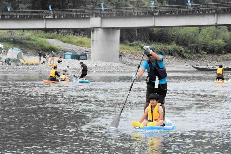 川辺川でSUPを楽しむ参加者＝相良村