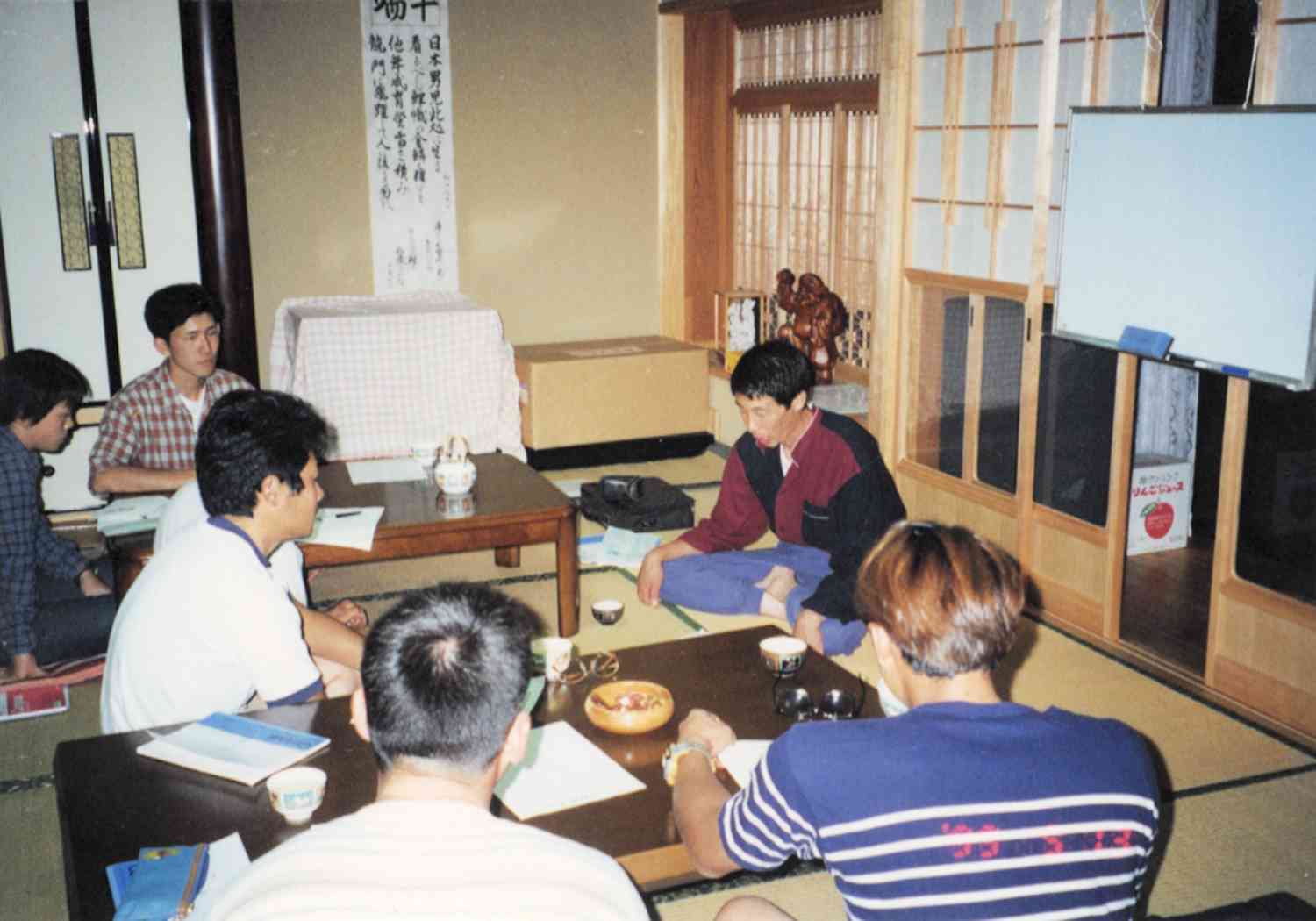 法人化した農園の運営についてスタッフと話し合う筆者（奥右）