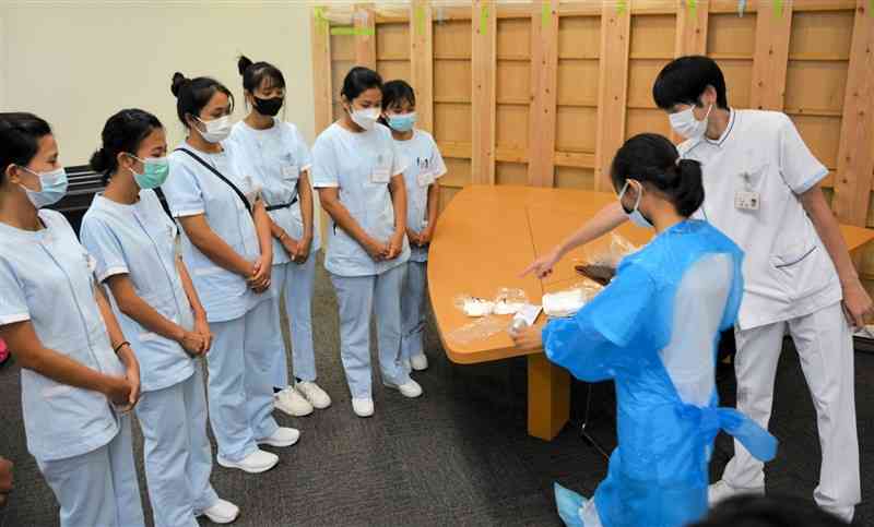ミャンマーで日本語を学び、10月から桜十字病院で働く介護職員ら＝3日、熊本市南区
