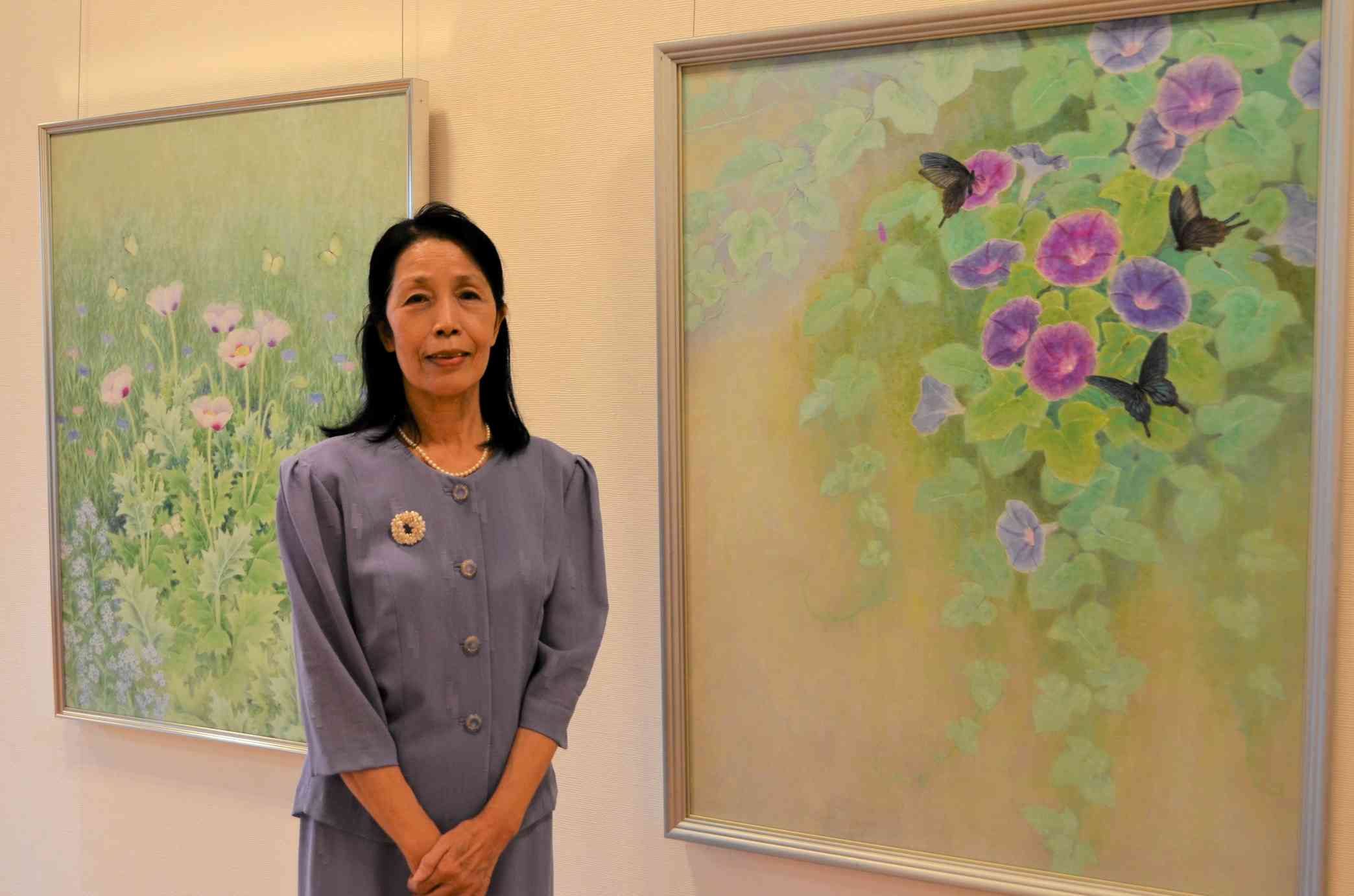 繊細な筆致で花鳥画を描く池田啓子さん＝益城町