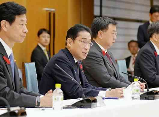 国内投資拡大に向けた官民連携の会合で、あいさつする岸田首相（左から2人目）＝4日午後、首相官邸