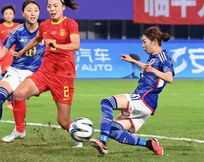 【サッカー女子準決勝・日本－中国】前半12分、日本の中嶋（右）がクロスに飛び込み、先制ゴールを決める＝臨平スポーツセンター競技場（石本智）