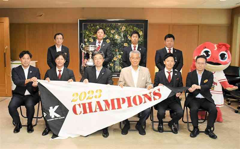 県庁で独立リーグ日本一を報告した火の国サラマンダーズの馬原孝浩監督（前列左から2人目）ら＝5日、熊本市