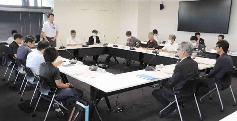 JR新八代駅周辺の2次交通に関する推進協議会で意見を交わす出席者ら＝八代市