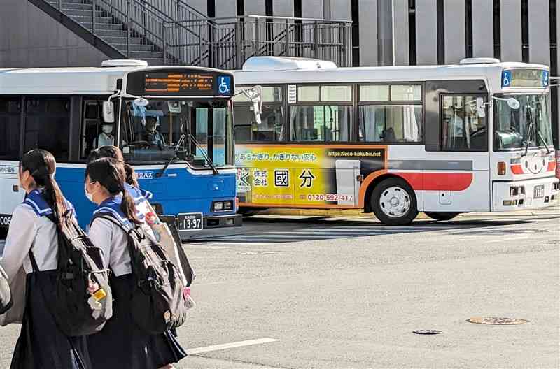 運転手不足が深刻化する県内の路線バス。2022年度からの10年で、5社合わせて201人減少すると予測されている＝5日、熊本市中央区