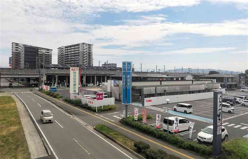 新たに歯科クリニックがオープンするJR西熊本駅前。駅と商業施設を中心に地域が活性化している＝熊本市南区