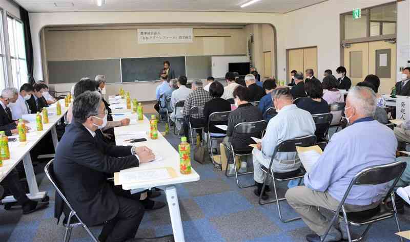 農事組合法人「吉松グリーンファーム」の設立総会。定款や事業計画を承認した＝6日、熊本市北区