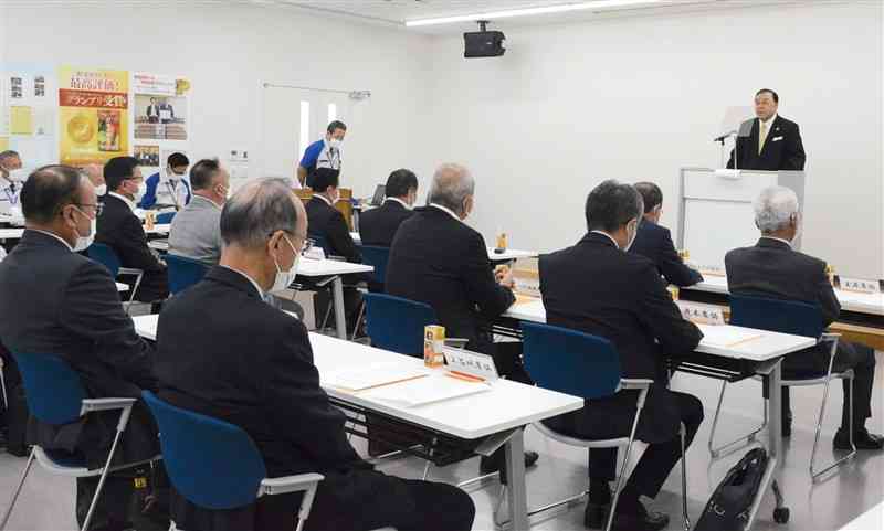 JA熊本果実連の事業計画を決めた臨時総会であいさつする橋本明利会長（右）＝6日、熊本市東区