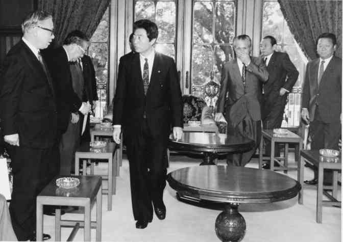 政府与党首脳会議に臨む細川首相、武村官房長官（左端）、小沢新生党代表幹事（右端）ら＝1993年11月15日、国会