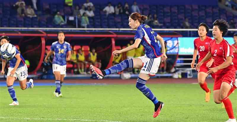 【サッカー女子決勝・日本－北朝鮮】前半、先制ゴールを決める日本の中嶋（広島）＝黄龍スポーツセンター競技場（石本智）