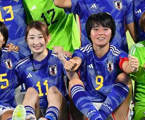 サッカー女子で優勝を決め、笑顔を見せる日本の中嶋淑乃（11）、上野真実（9）＝黄龍スポーツセンター競技場（石本智）