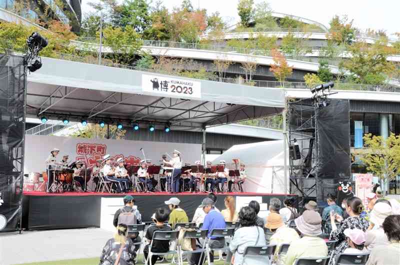 熊本市消防音楽隊の演奏に聴き入る来場者＝熊本市中央区