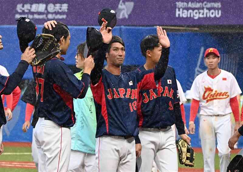 【野球3位決定戦・日本－中国】逆転勝ちで銅メダルを獲得し、試合後、スタンドへあいさつする日本の片山（中央、ホンダ熊本）＝紹興野球・ソフトボールスポーツセンター（石本智）