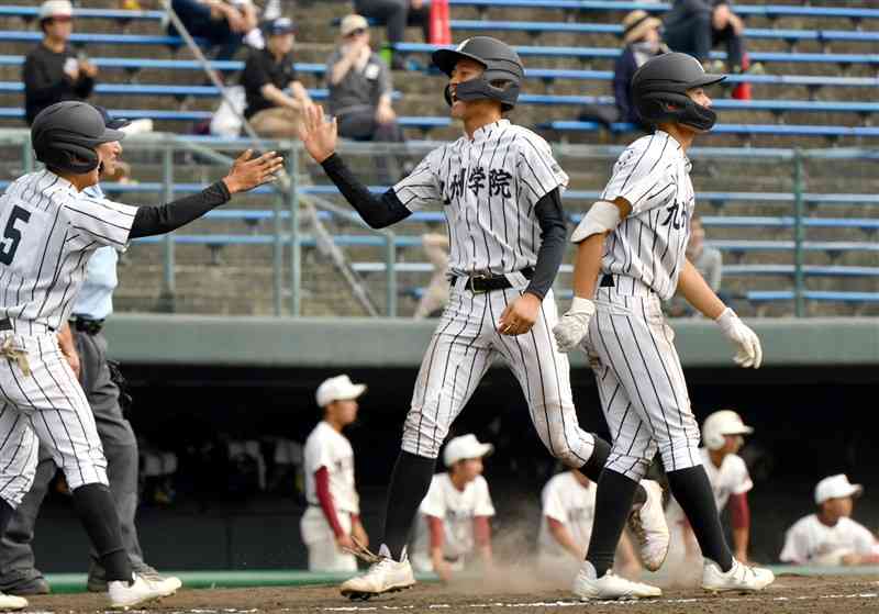 【九州学院－必由館】九州学院3回裏、2死二、三塁。豊世の中越え三塁打で三走に続き二走下村も生還。6－3とする＝リブワーク藤崎台（谷川剛）