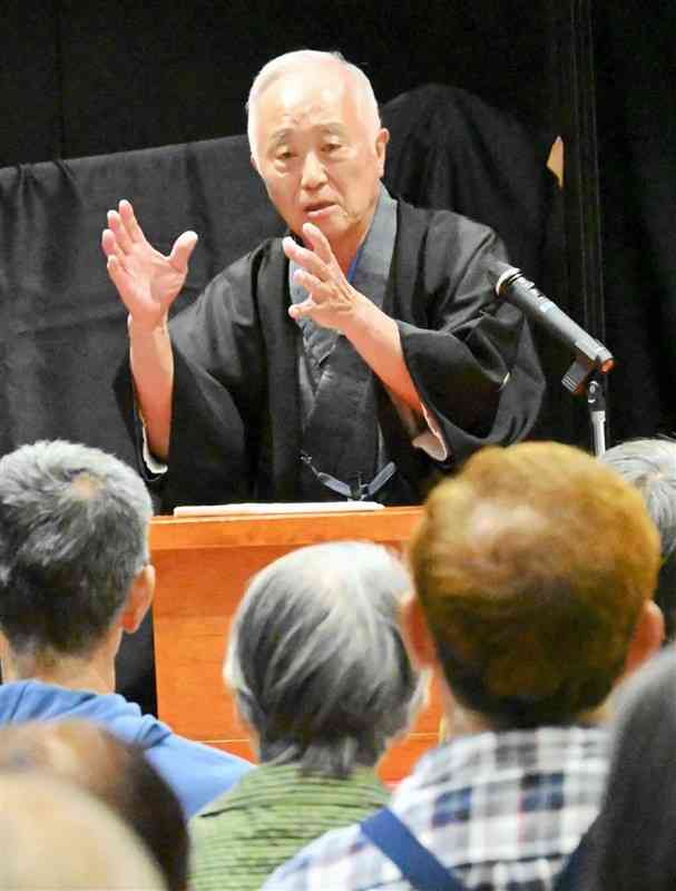 北里柴三郎と福沢諭吉の交友物語を披露する若林鶴雲さん＝小国町