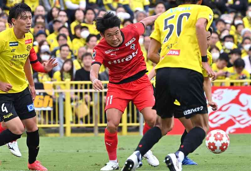 【熊本－柏】後半、こぼれたボールに食らい付く熊本の粟飯原（中央）＝三協フロンテア柏スタジアム（上杉勇太）