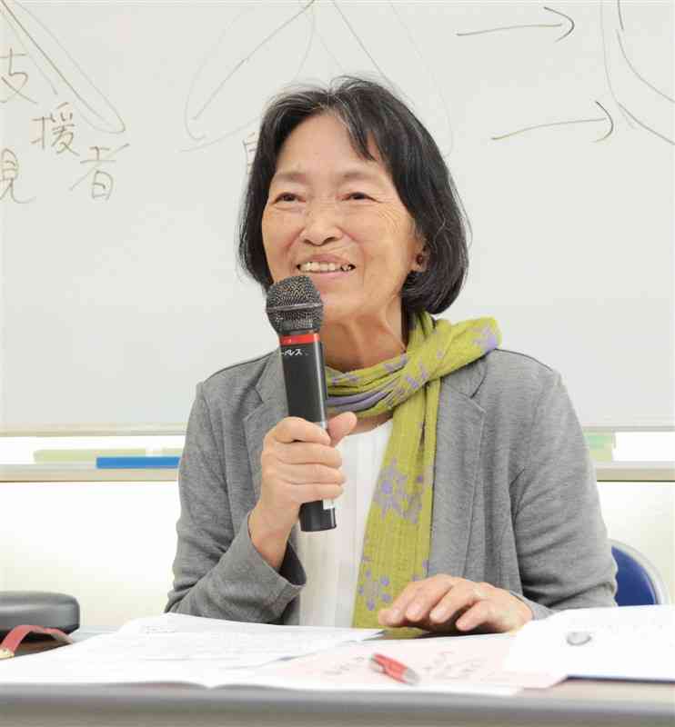 講演で「子どものありのままを受け入れて」と語る山口由美子さん＝人吉市