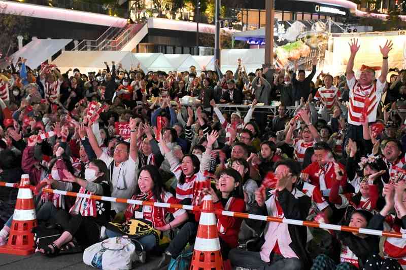 ラグビーW杯のパブリックビューイングで、日本のトライに喜ぶ熊本のファン＝8日、熊本市中央区