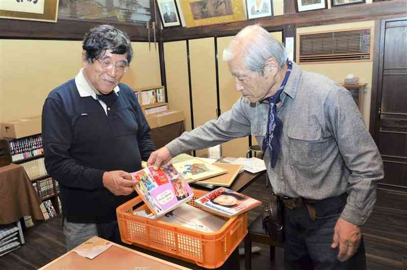 キララ文庫の復活に向け準備を進める橋本博さん（左）と橋本太郎さん＝玉名市