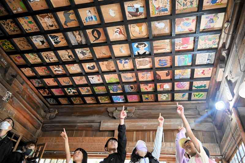 黒川温泉の地蔵堂に修復奉納された天井絵を見て喜ぶ子どもたち＝南小国町