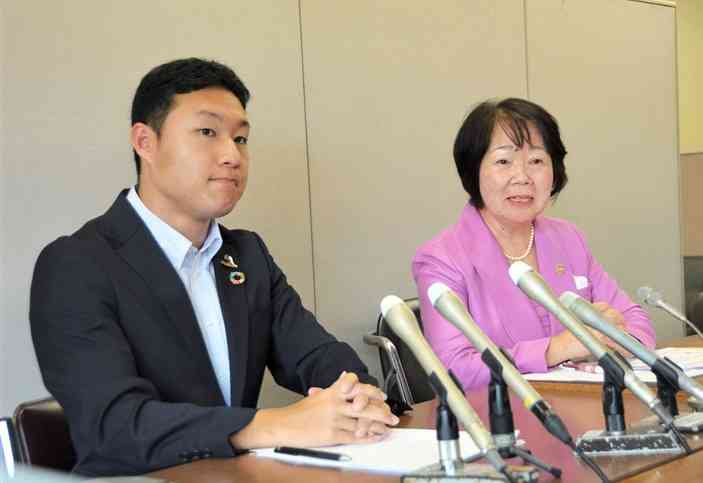 「子ども大学くまもと」の設立を発表した宮津航一さん（左）と田尻由貴子さん＝10日、熊本市役所