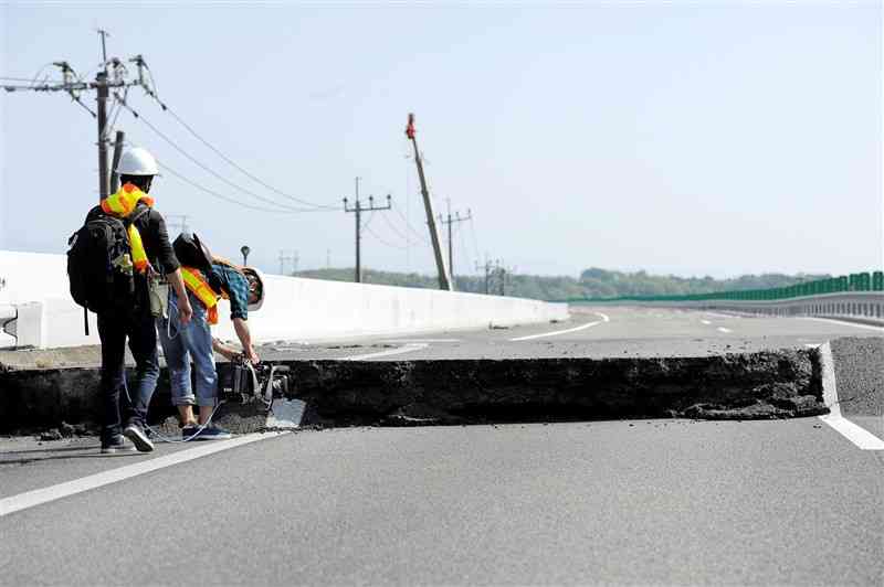 熊本地震で橋桁がずれた九州自動車道の木山川橋＝2016年4月、益城町（岩崎健示）