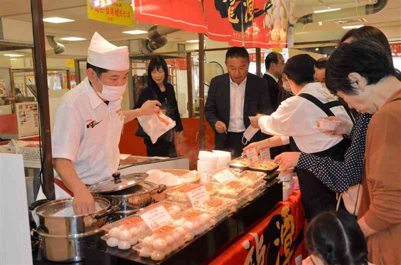 鶴屋の「台湾フェア」で小籠包を試食する買い物客＝11日、熊本市中央区