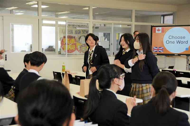 互いの国の言葉で自己紹介する開新高と韓国・朝日高の生徒ら＝熊本市中央区