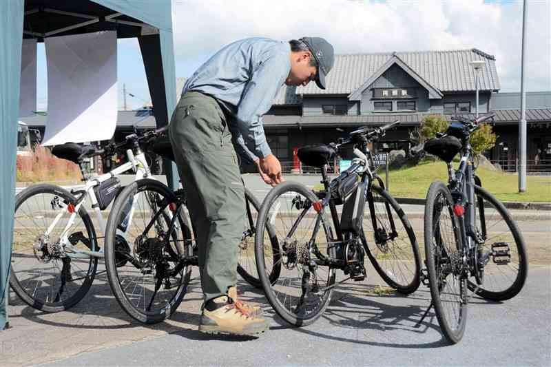 JR阿蘇駅前で貸し出しが始まった電動アシスト付き自転車＝12日、阿蘇市