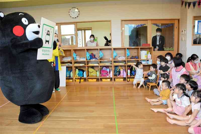 くまモンから手洗いの大切さを学ぶ園児たち＝13日、熊本市南区