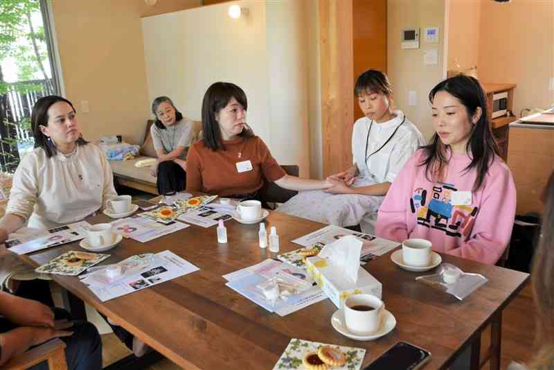 流産や死産を経験し、子どもへの思いや悲しみを語り合う女性たち＝12日、熊本市東区