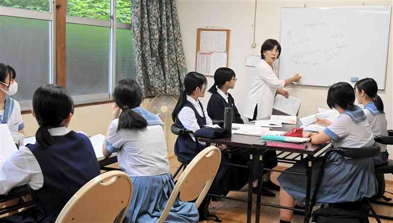 無料学習塾で英語を勉強する中学生たち＝小国町