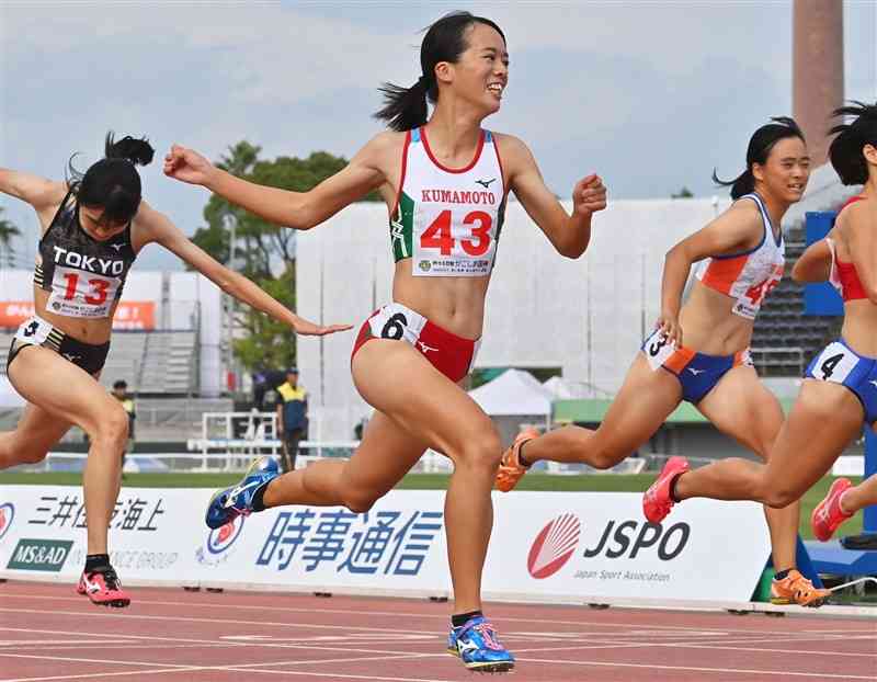 【陸上少年女子A100メートル決勝】11秒50の大会新記録で優勝した山形愛羽（熊本中央高）＝白波スタジアム（谷川剛）