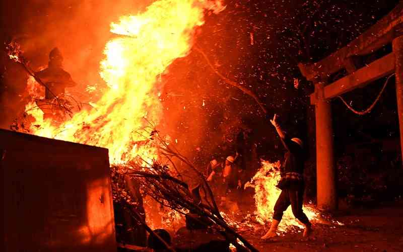 激しい炎の攻防を繰り広げた近津鹿島宮の「火の神祭り」＝14日夜、熊本市西区（石本智）