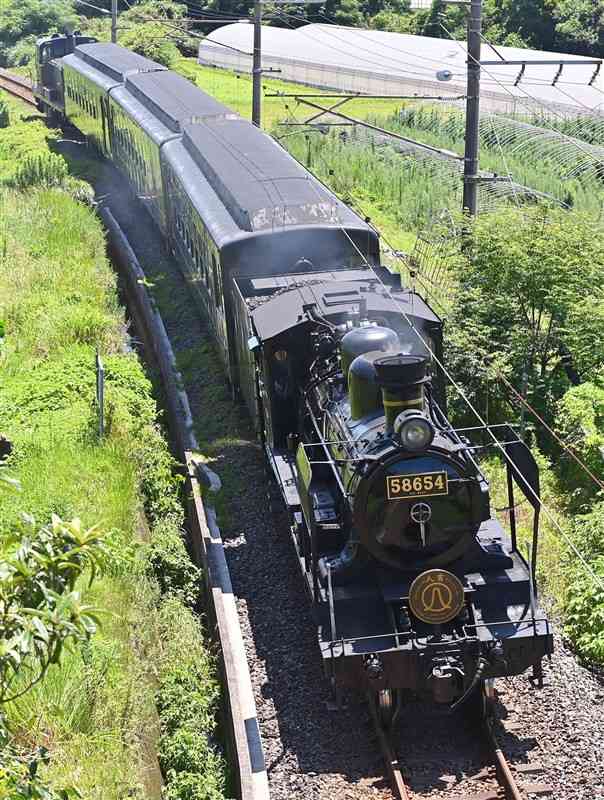 JR植木駅付近の丘陵地帯を走るSL人吉＝7月17日午前、熊本市北区（鹿本成人）