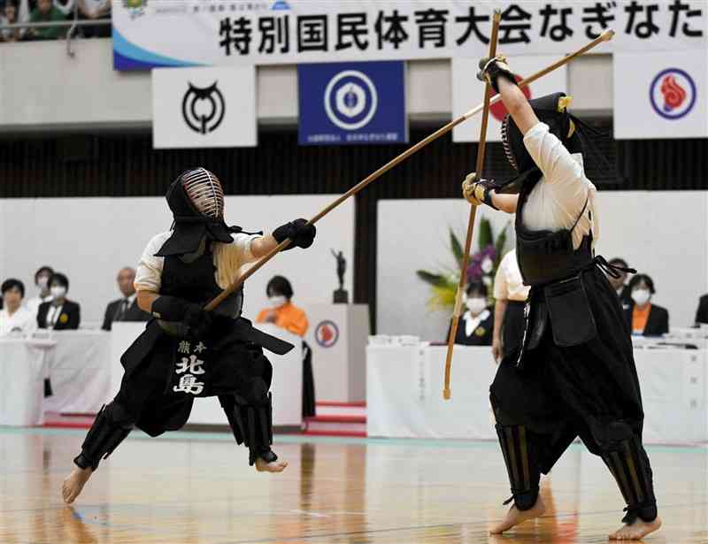 【なぎなた成年試合決勝・熊本－和歌山】大将戦で相手を攻める熊本の北島（国際武道大）＝枕崎市立総合体育館