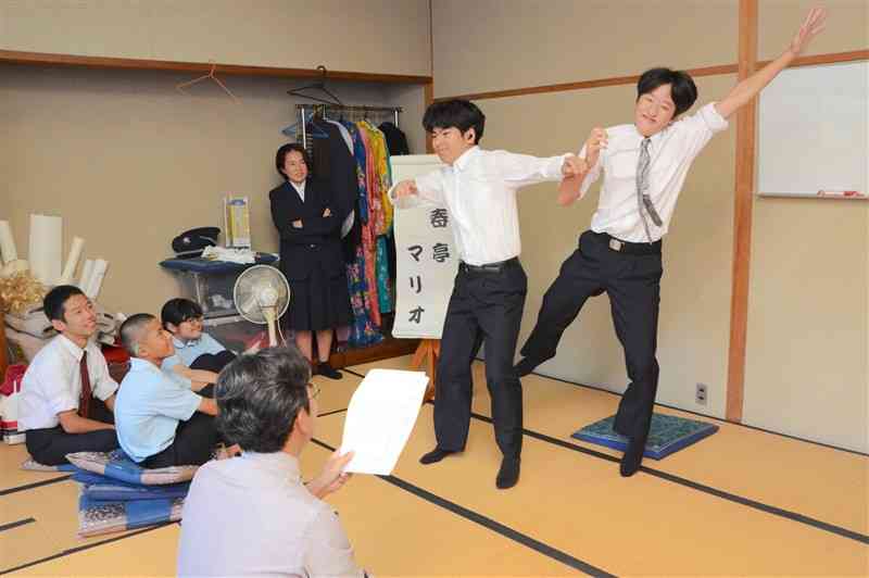 練習に励む熊本聾学校の手話落語部の部員たち＝11日、熊本市東区