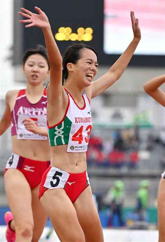 陸上少年女子A100メートル、300メートルで優勝した山形愛羽（熊本中央高）＝白波スタジアム（谷川剛）